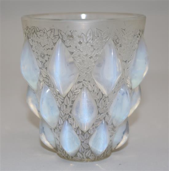 A René Lalique Rampillon opalescent glass vase, 12.5cm